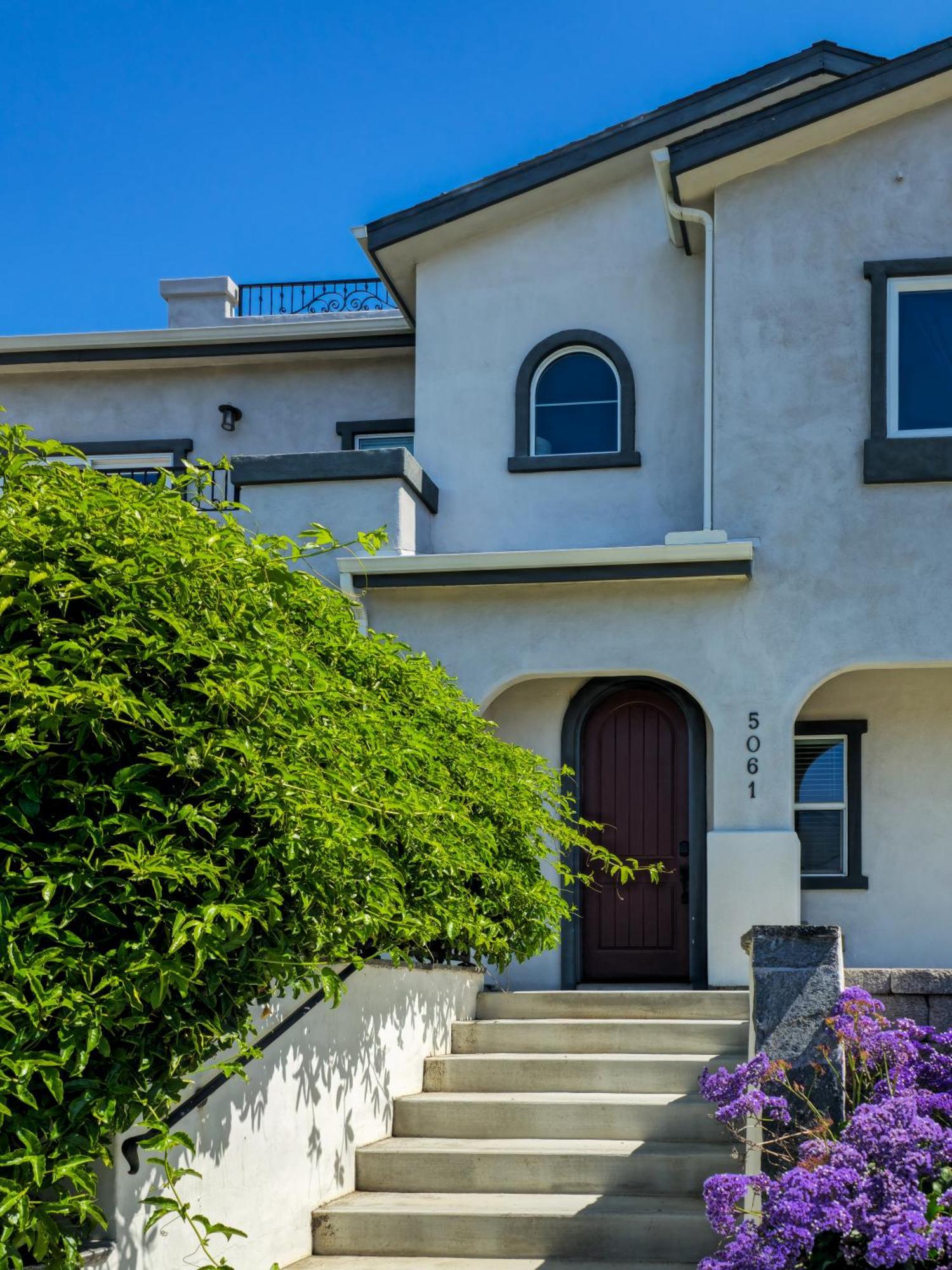 Modern Comfort, Prime Location, 360 Views, 4 Bedroom Entire House Holiday home *