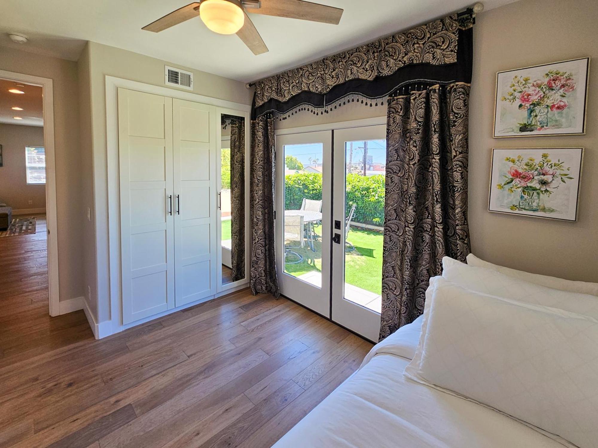 Modern Comfort, Prime Location, 360 Views, 4 Bedroom Entire House *