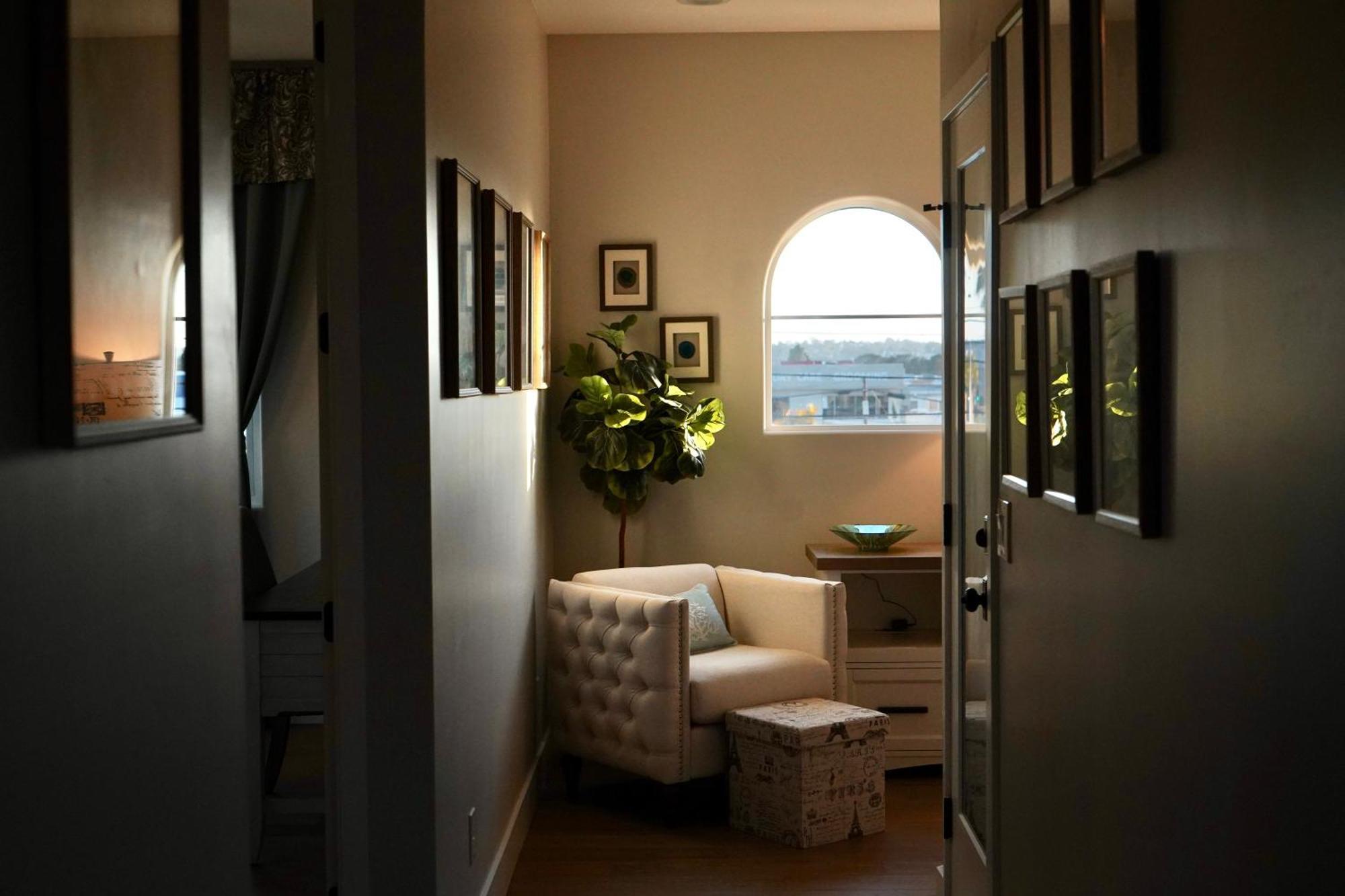 Modern Comfort, Prime Location, 360 Views, 4 Bedroom Entire House *