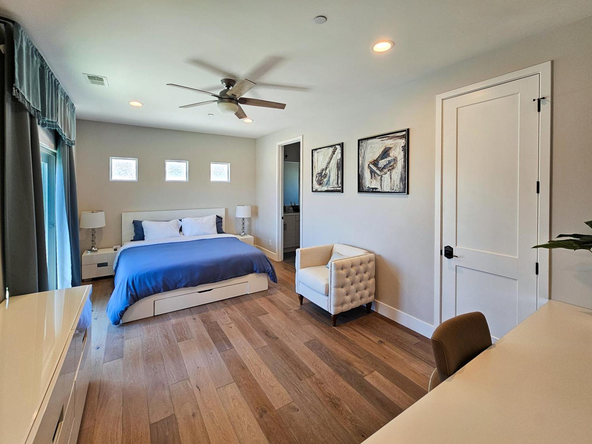 Modern Comfort, Prime Location, 360 Views, 4 Bedroom Entire House * San Diego