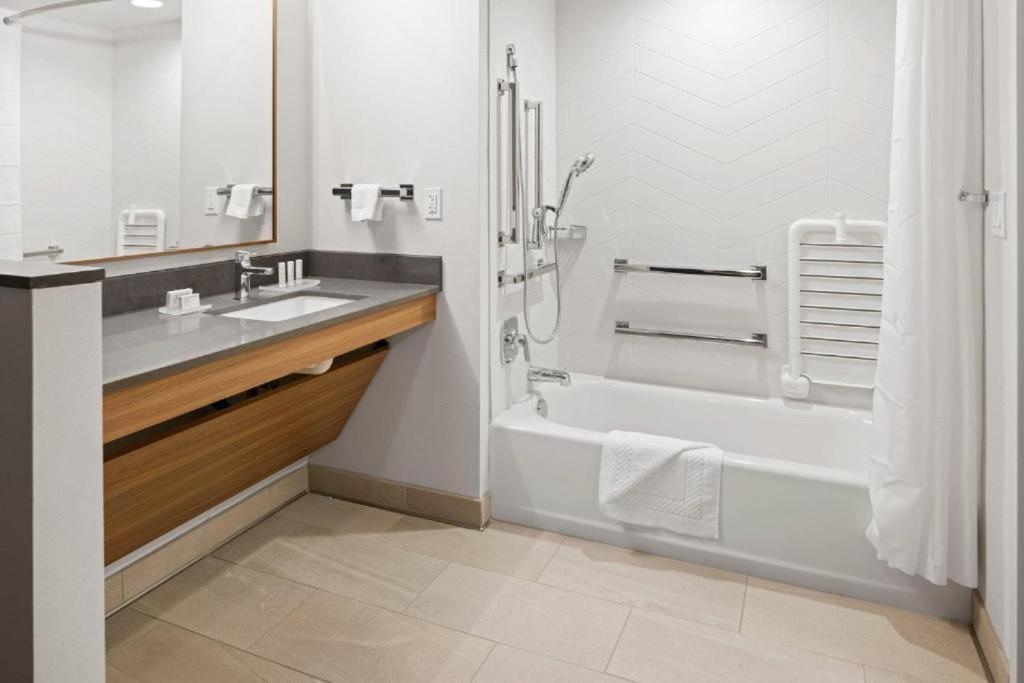 Fairfield & By Marriott Pacific Hotel San Diego
