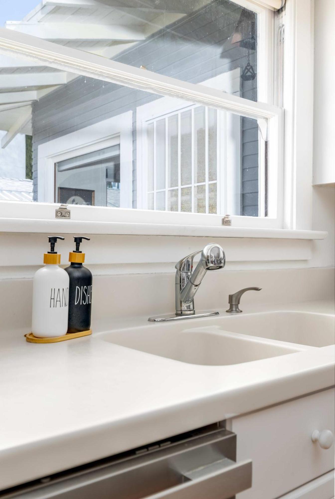 Falcon Street Retreat - Your Cozy Getaway Holiday home *