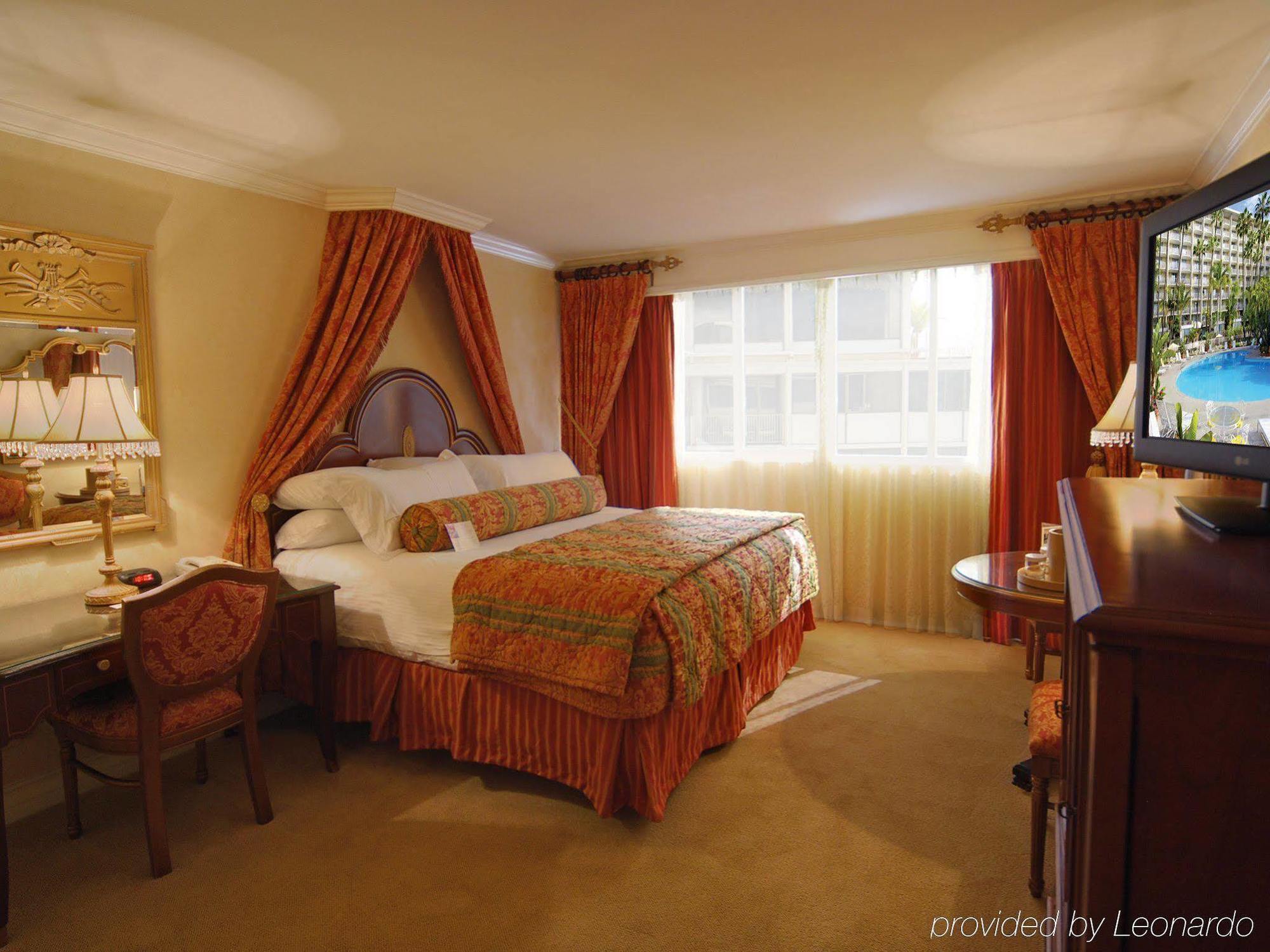 Hotel Town And Country 4*