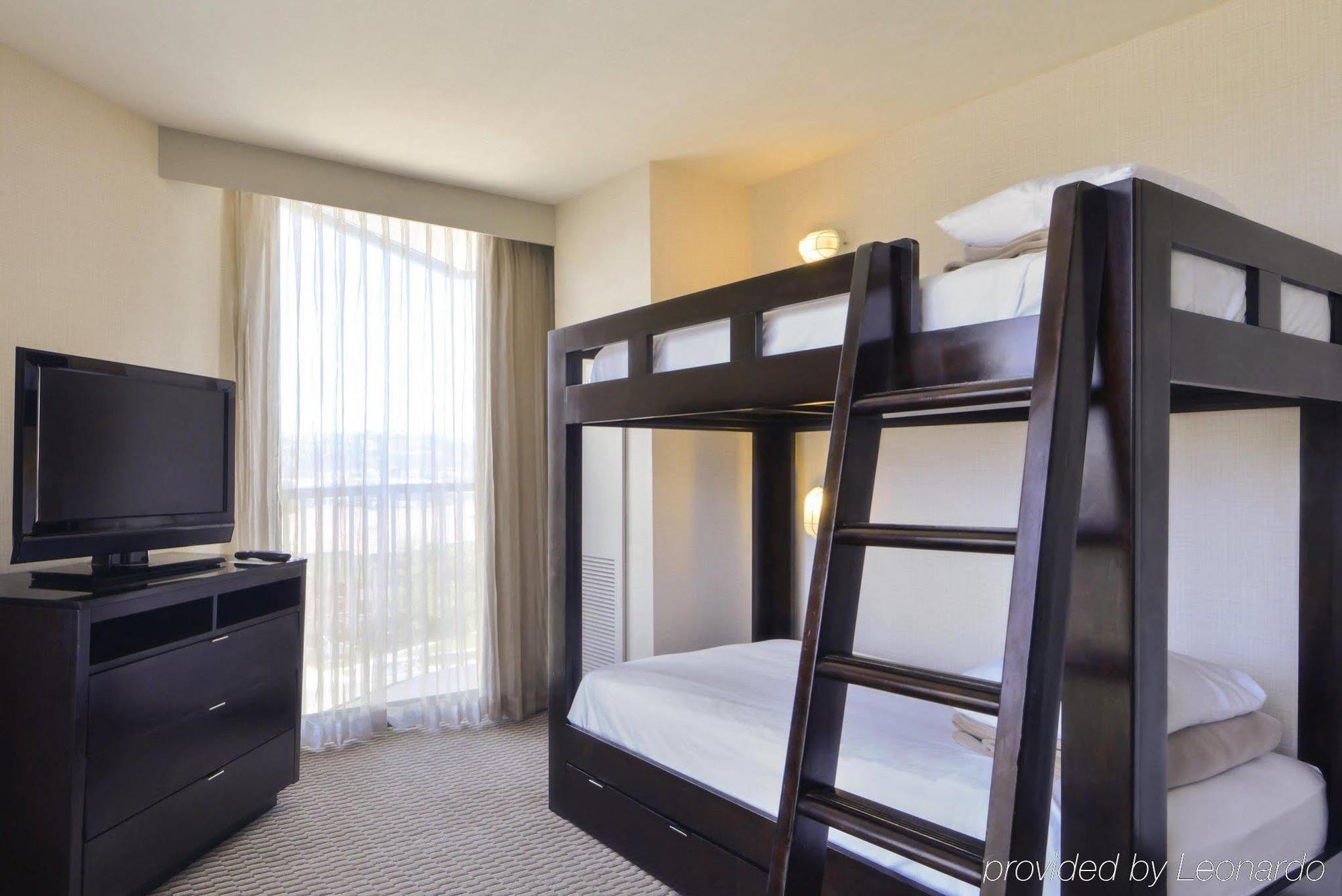 Doubletree By Hilton Circle Hotel