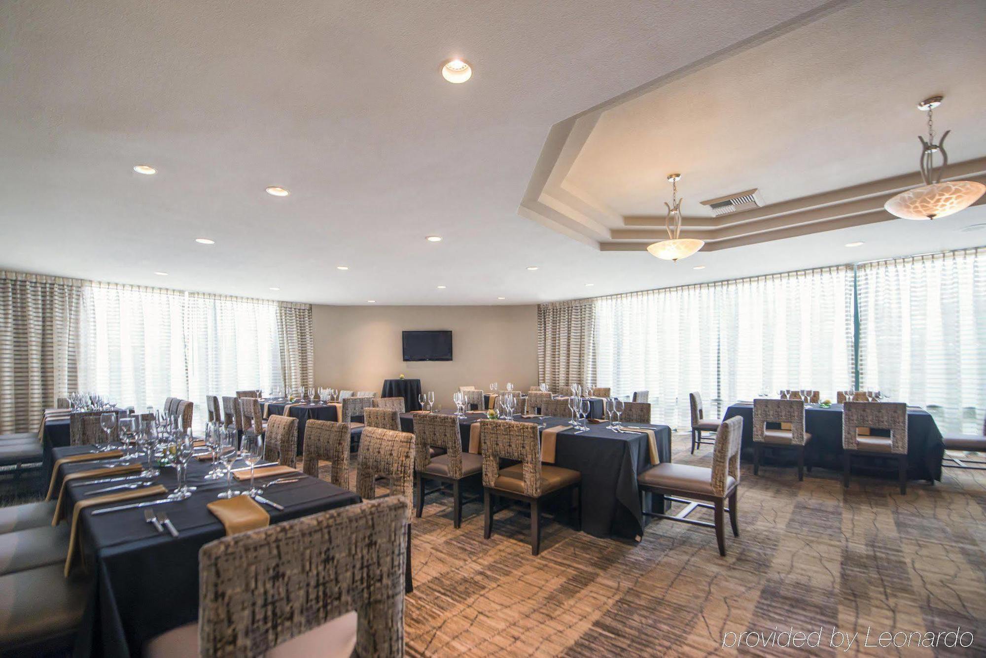Doubletree By Hilton Circle Hotel