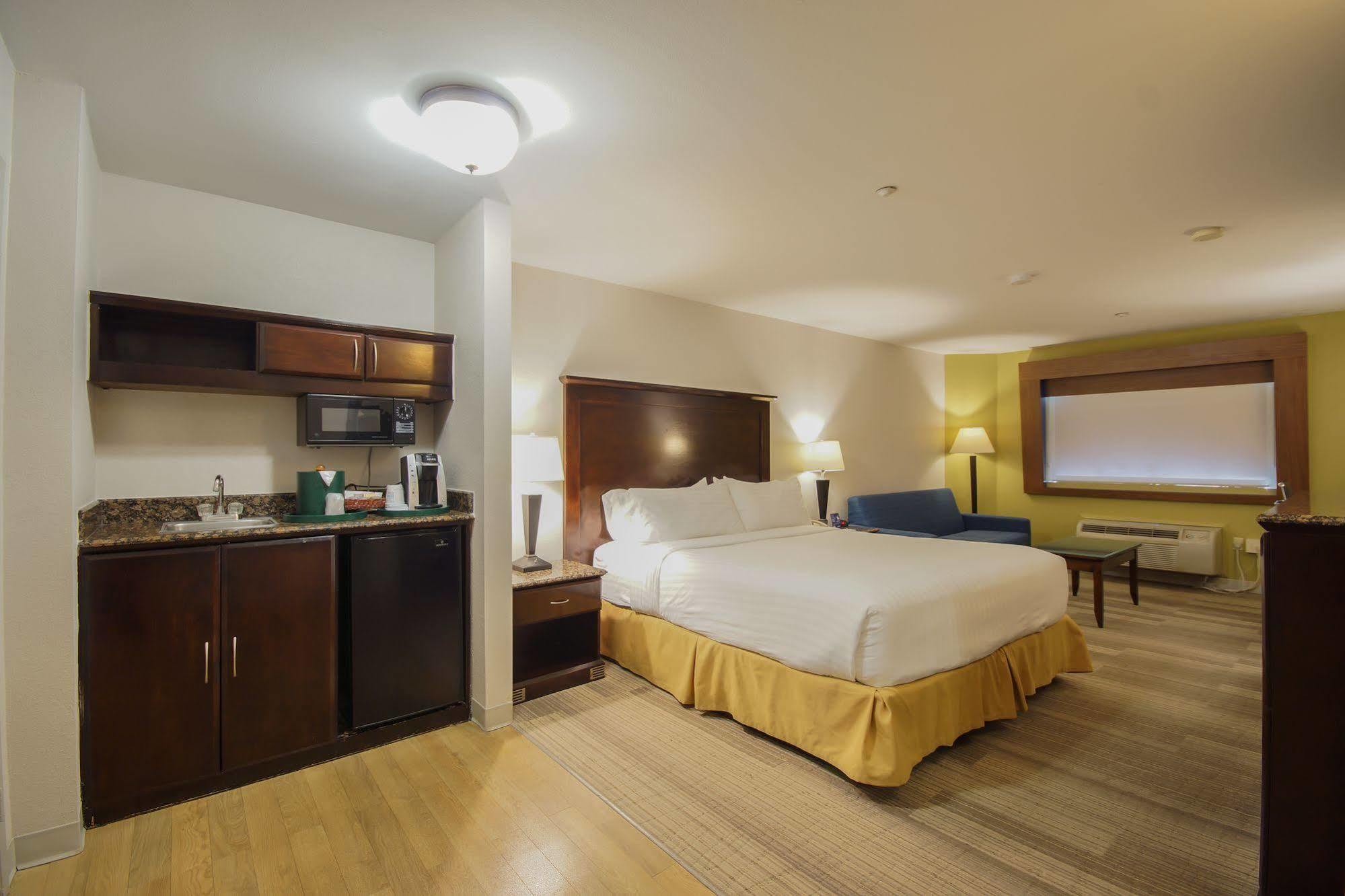Express Mira Mesa By Ihg Hotel 2*