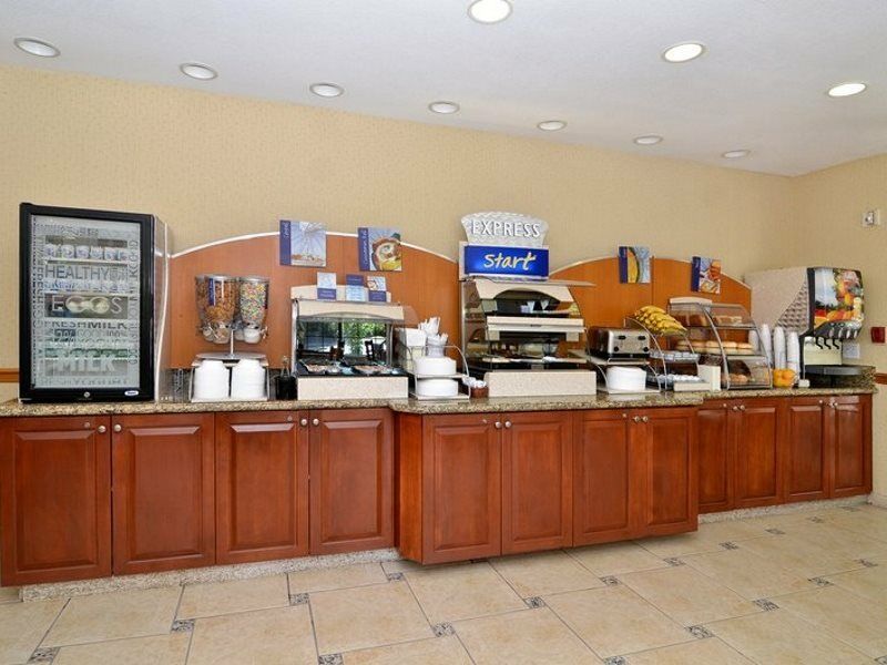 Hotel Express Mira Mesa By Ihg 2*