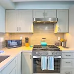 Chic Bay View Condo Less Than 10 Miles To Dtwn San Diego!