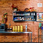 Lucky D\'S Youth And Traveler\'S Hostel
