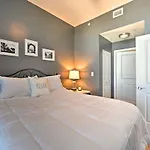 Welcoming San Diego Retreat With Balcony!
