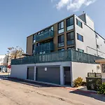 Belmont Ocean Views - Massive Private Deck, Grill & Parking