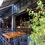 Lucky D\'S Youth And Traveler\'S Hostel