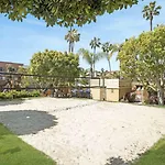 Modern Apartment In Prime La Jolla Location