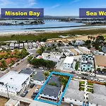 Modern 1 Bedroom Cottage Steps 2Beach