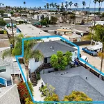 Modern 1 Bedroom Cottage Steps 2Beach