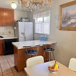 Affordable Private Room With Pool Access And Free Parking Near Zoo And Beaches