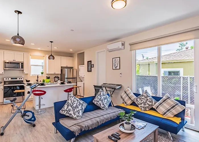 Entire Modern 2-Bedroom Home W Free Laundry, Fast Wi-Fi, Baby Crib, 10-Min To Downtown & Beach, Available Now!