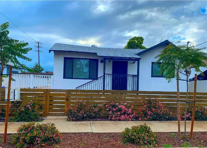 Stunning Urban Farmhouse Minutes From Downtown