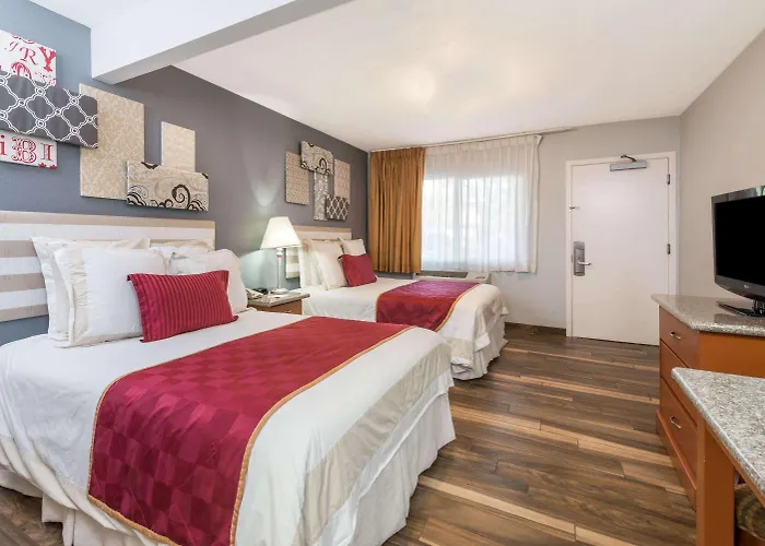 Ramada By Wyndham Near Seaworld / Mission Beach