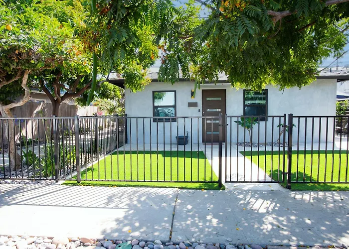 Modern 1 Bedroom Cottage Steps 2Beach