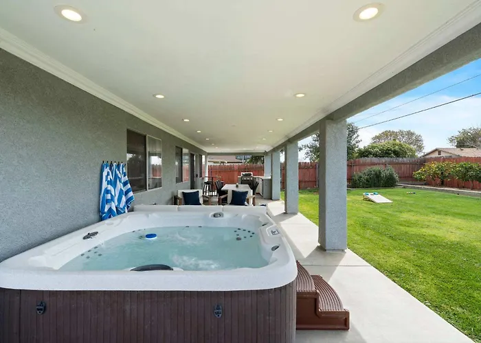 Spacious 4Br Outdoor Kitchen Hot Tub & Fun
