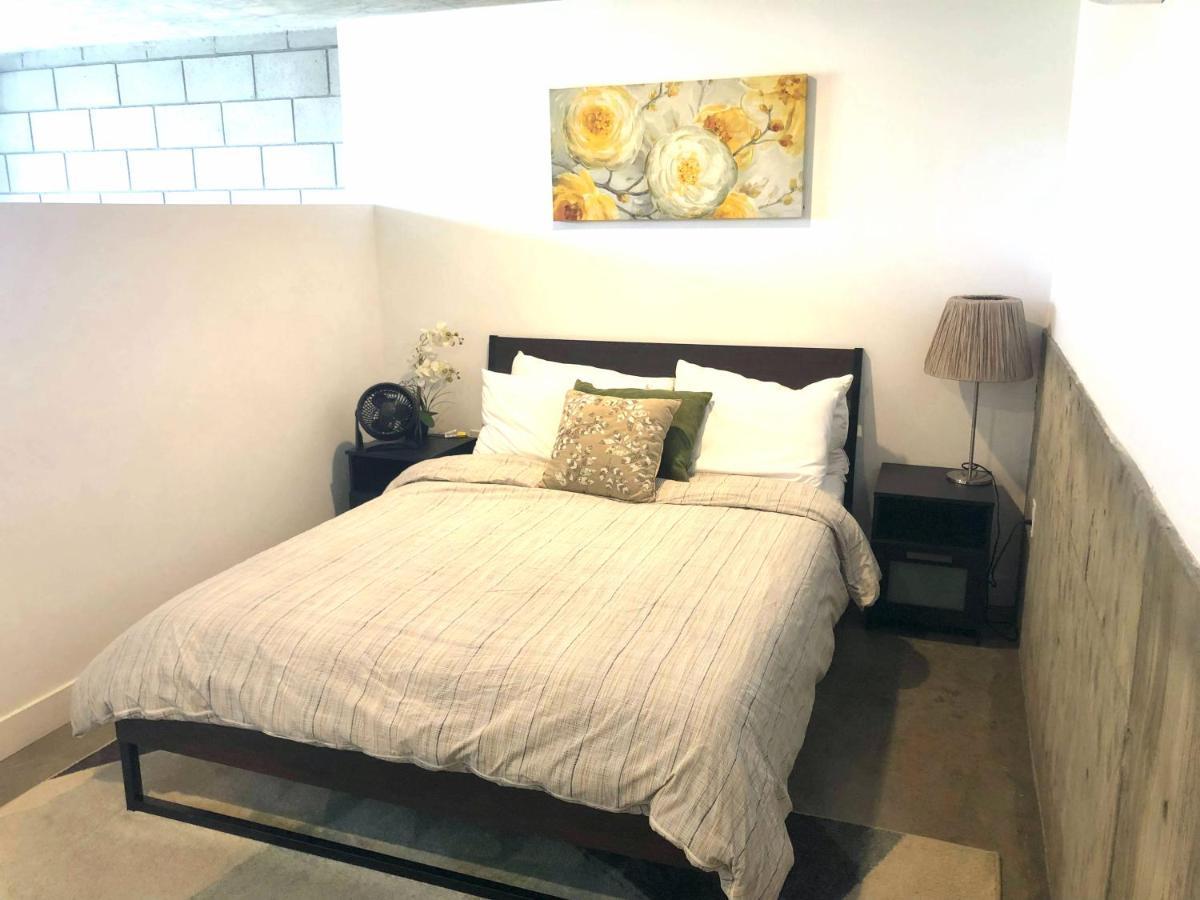 Apartment Modern 2 Bdrm W/parking In The Heart Of Hillcrest *