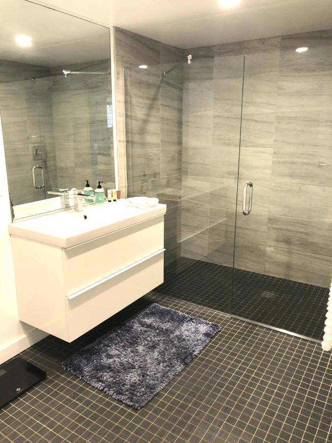 Modern 2 Bdrm W/parking In The Heart Of Hillcrest *