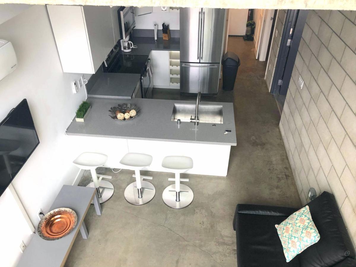 Modern 2 Bdrm W/parking In The Heart Of Hillcrest Apartment *
