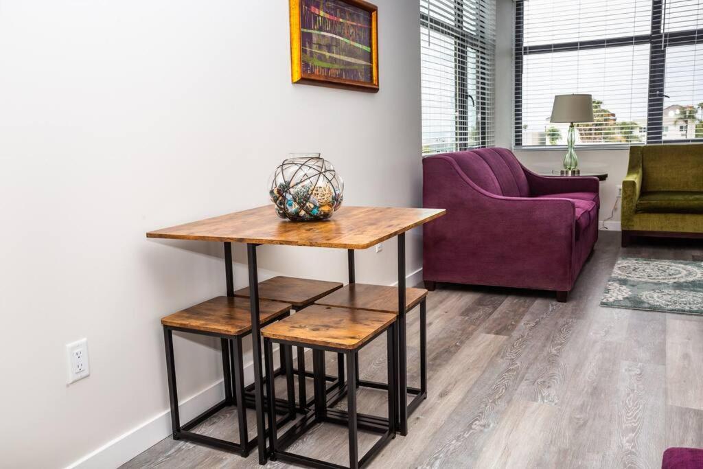 One Bedroom With Downtown View Apartment *
