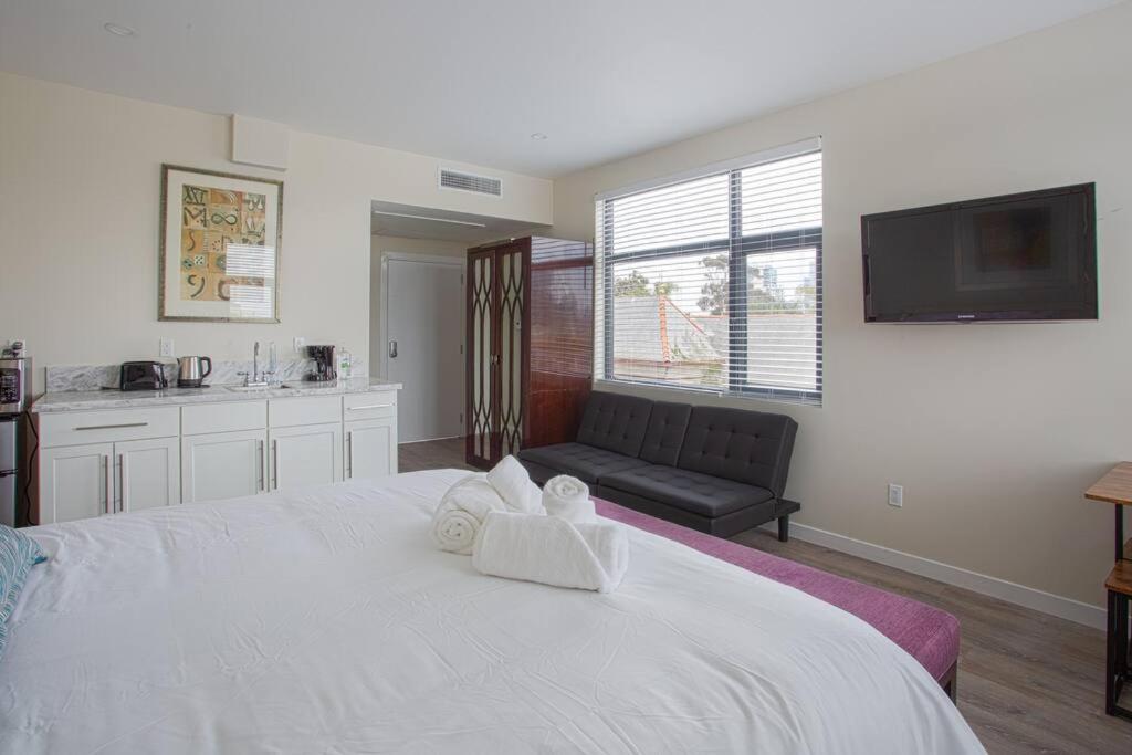 Modern, Luxurious And Prime Location In One Inn