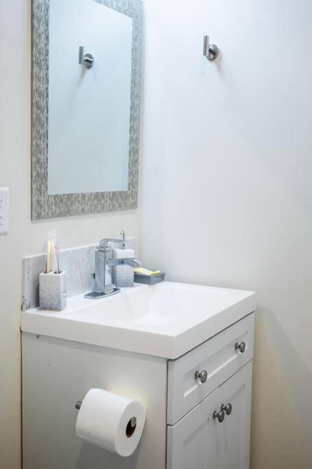 1-bedroom With Cali King Size Bed In Apartment San Diego