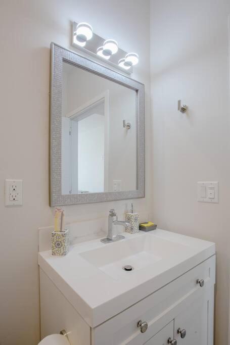 Apartment One Bedroom With Downtown View *