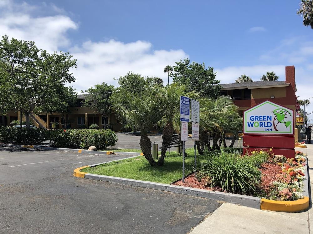 Ramada By Wyndham Near Seaworld / Mission