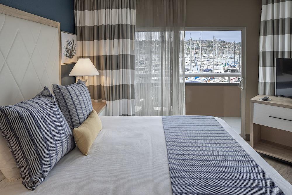 Bay Club And Marina Hotel