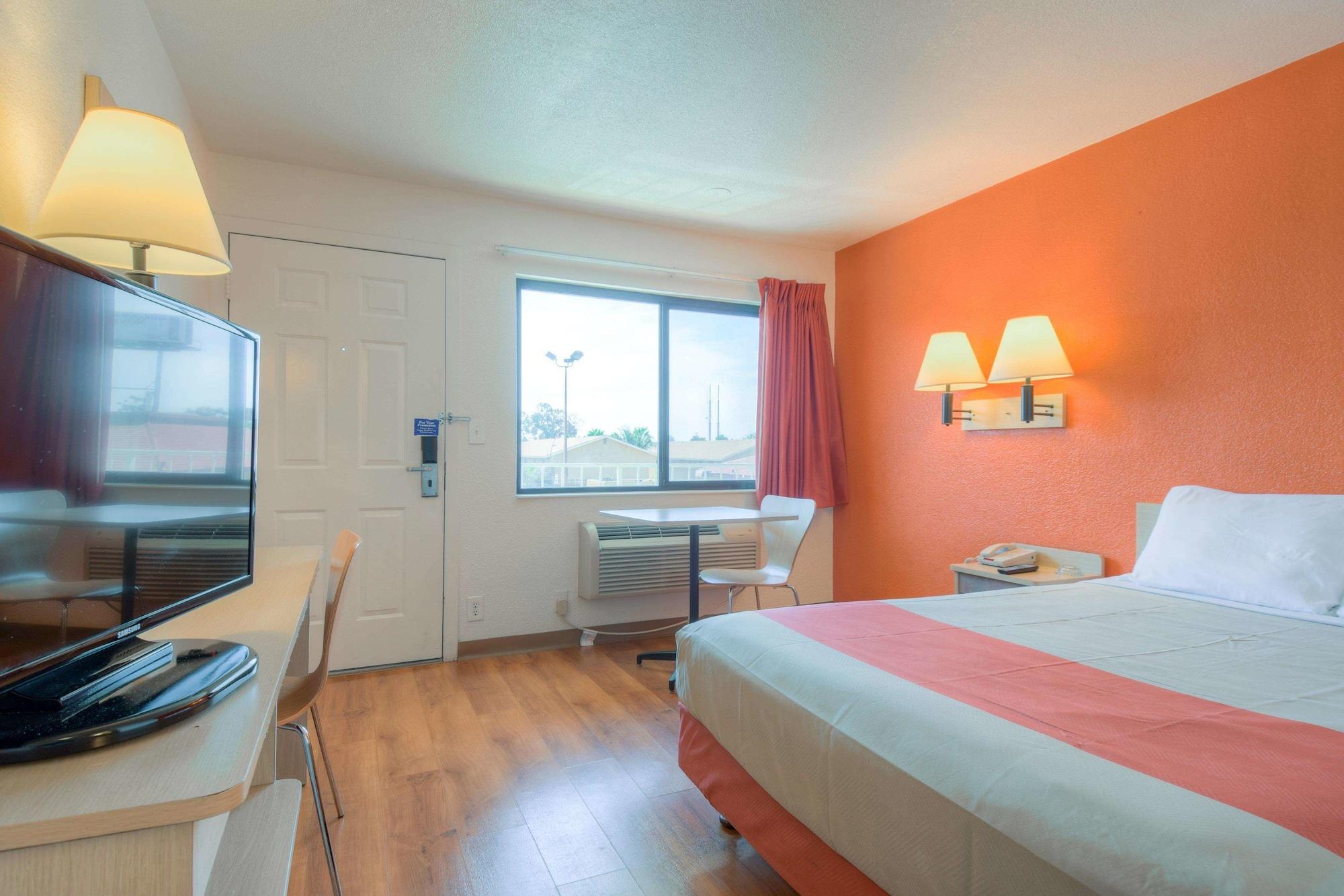 Hotel 6-san Ysidro, Ca - - Border