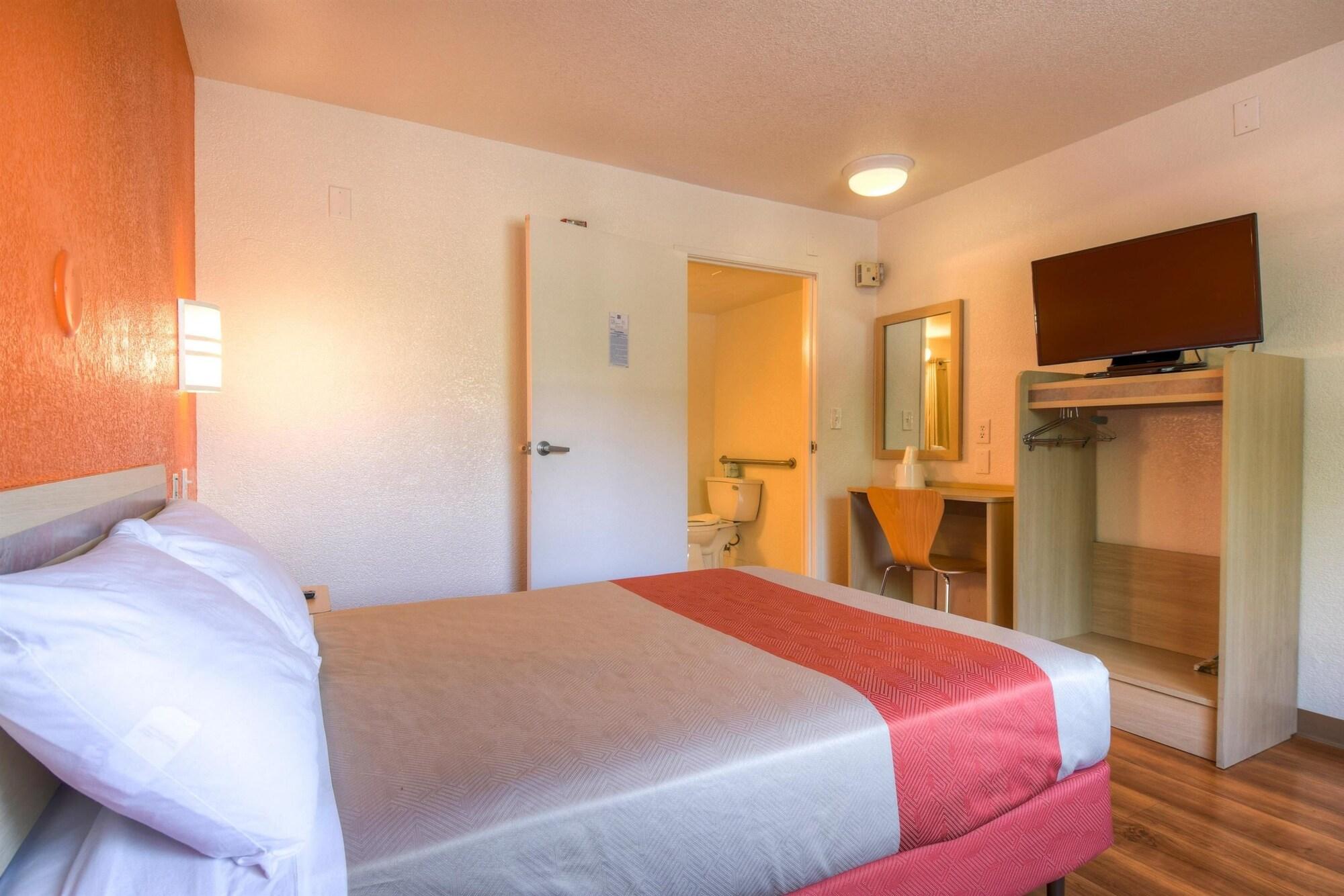 Hotel 6-san Ysidro, Ca - - Border San Diego