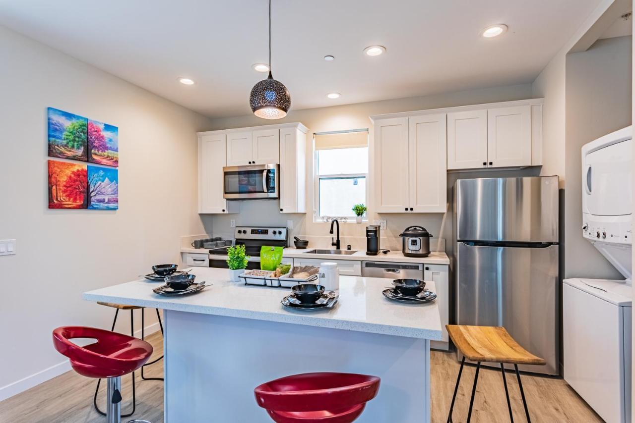 Entire Modern 2-bedroom W Free Laundry, Fast Wi-fi, Baby Crib, 10-min To Downtown & Beach, Available Now!