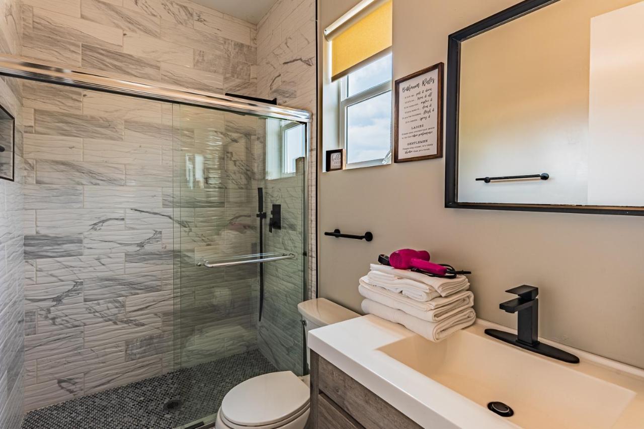 Apartment Entire Modern 2-bedroom W Free Laundry, Fast Wi-fi, Baby Crib, 10-min To Downtown & Beach, Available Now! San Diego