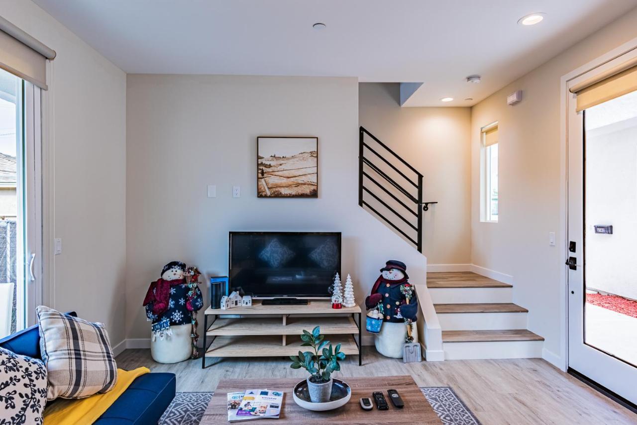 Entire Modern 2-bedroom W Free Laundry, Fast Wi-fi, Baby Crib, 10-min To Downtown & Beach, Available Now! *