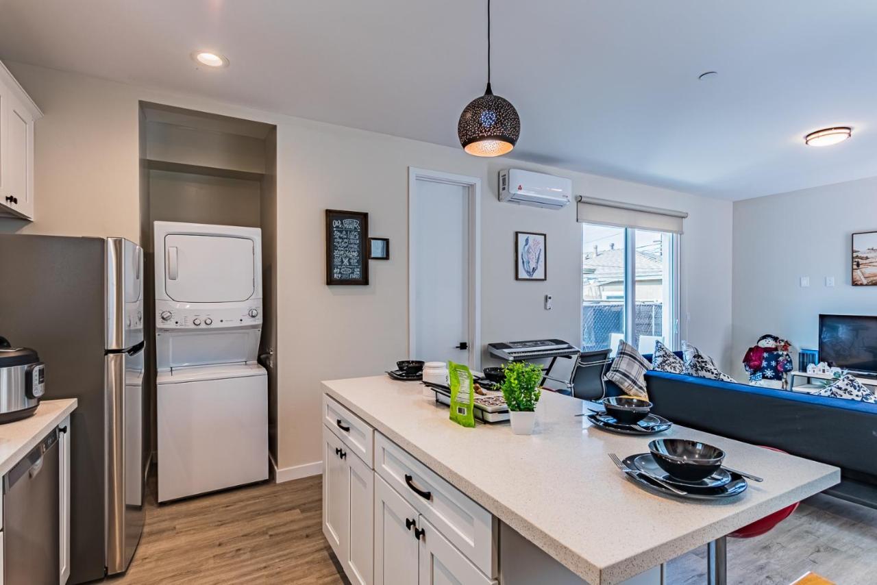 Entire Modern 2-bedroom W Free Laundry, Fast Wi-fi, Baby Crib, 10-min To Downtown & Beach, Available Now! Apartment