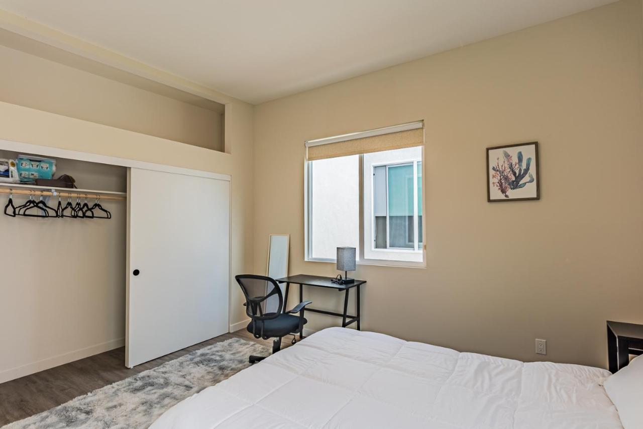 Entire Modern 2-bedroom W Free Laundry, Fast Wi-fi, Baby Crib, 10-min To Downtown & Beach, Available Now!