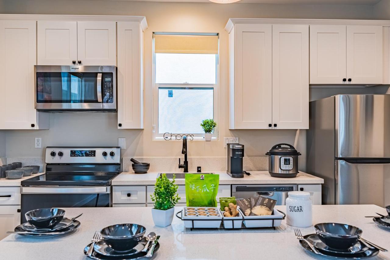 Entire Modern 2-bedroom W Free Laundry, Fast Wi-fi, Baby Crib, 10-min To Downtown & Beach, Available Now! * San Diego
