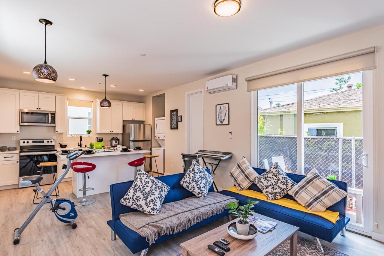 Entire Modern 2-bedroom W Free Laundry, Fast Wi-fi, Baby Crib, 10-min To Downtown & Beach, Available Now! Apartment San Diego