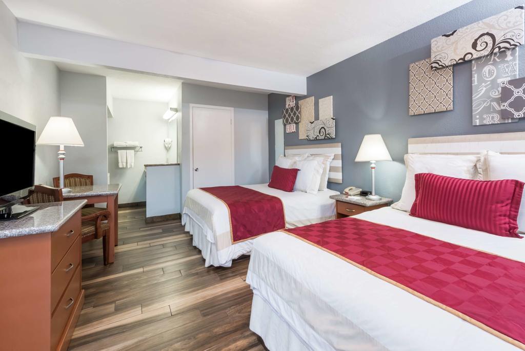 Hotel Ramada By Wyndham Near Seaworld / Mission 2*