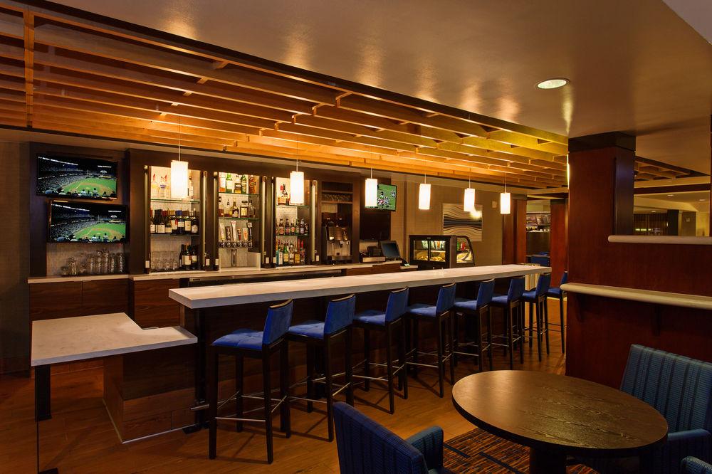 Hotel Courtyard - Outdoor Pool, Bar & Restaurant San Diego