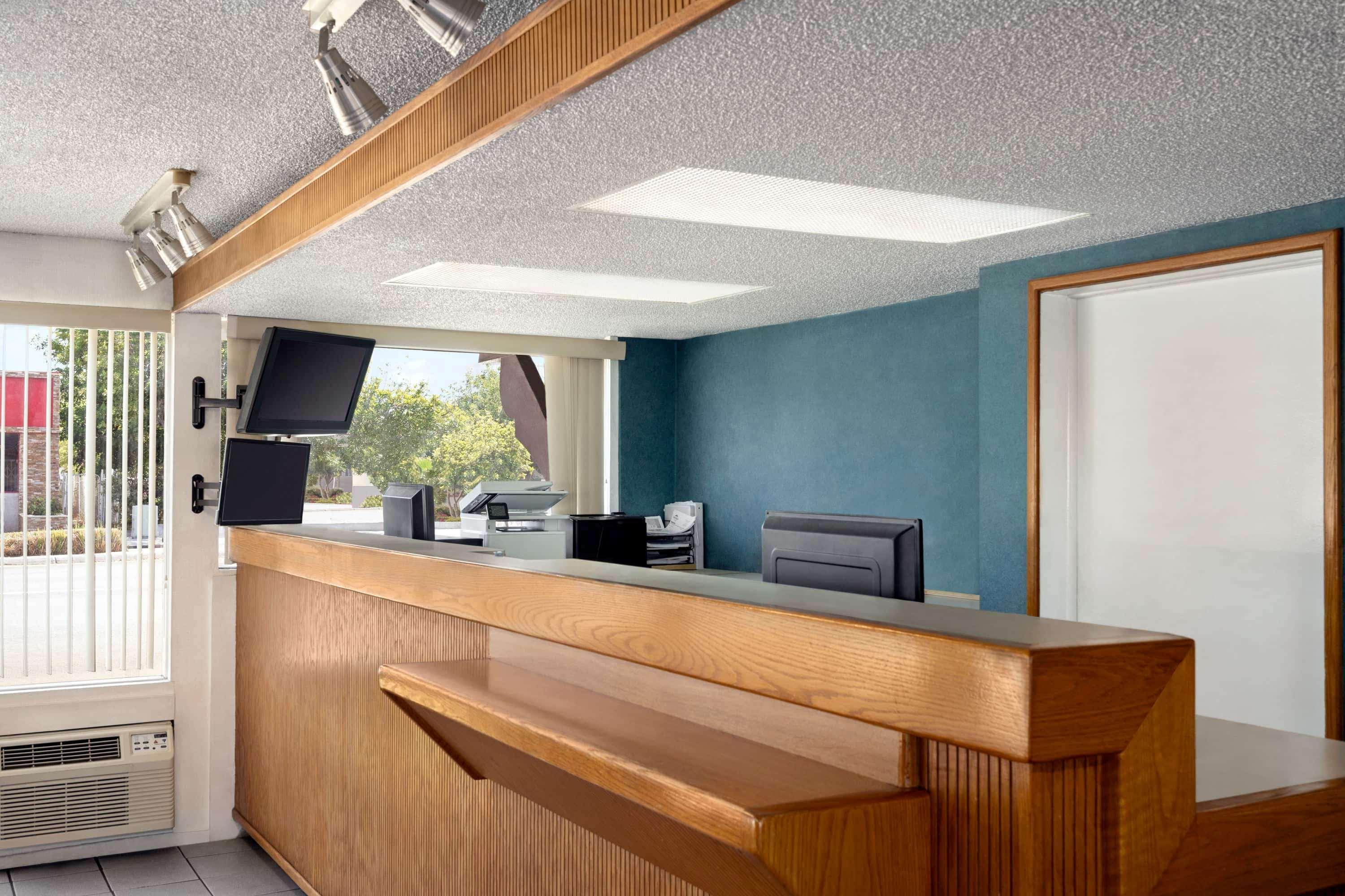 Hotel Howard Johnson - Sdsu - State 2*