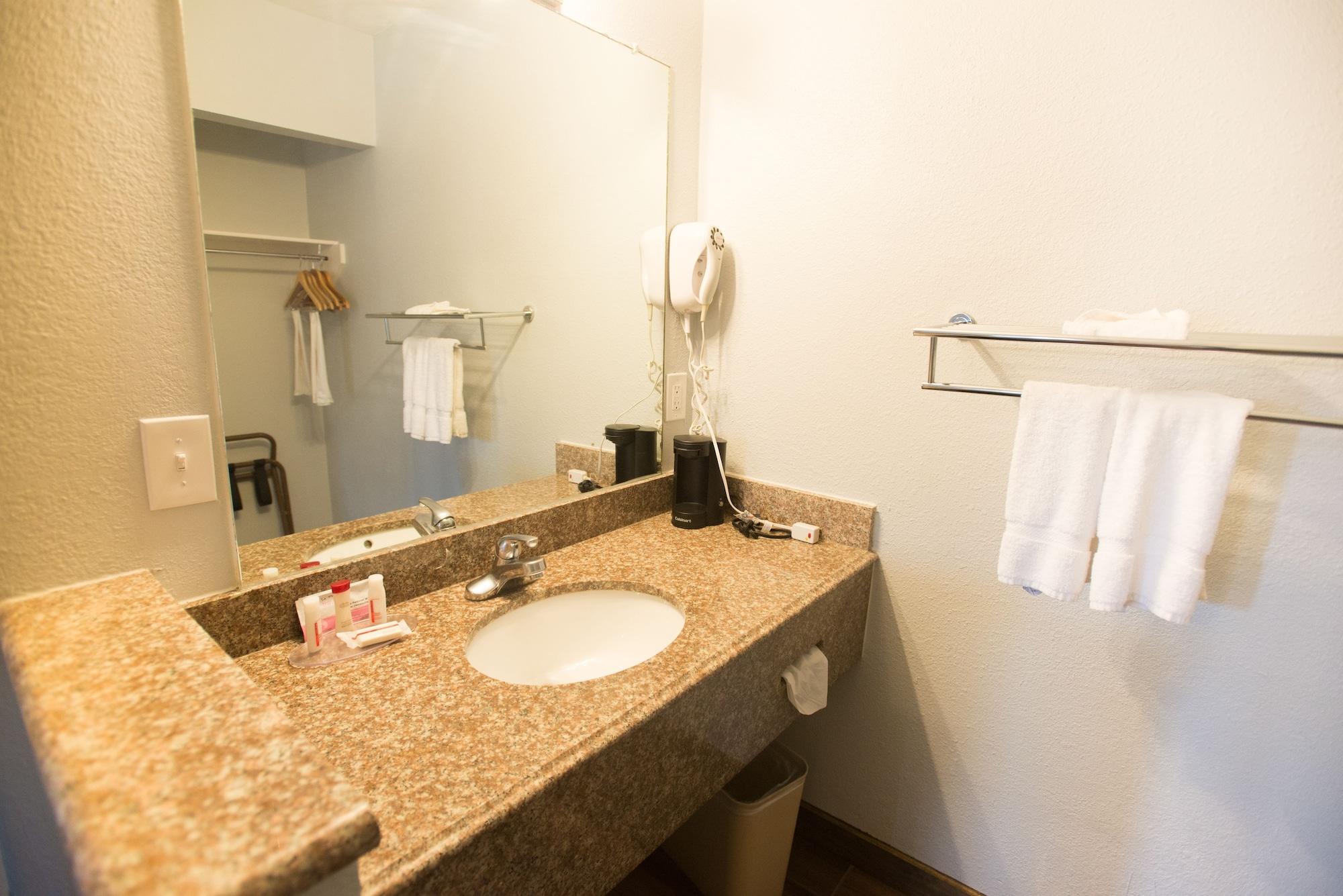 Ramada By Wyndham Near Seaworld / Mission Hotel San Diego