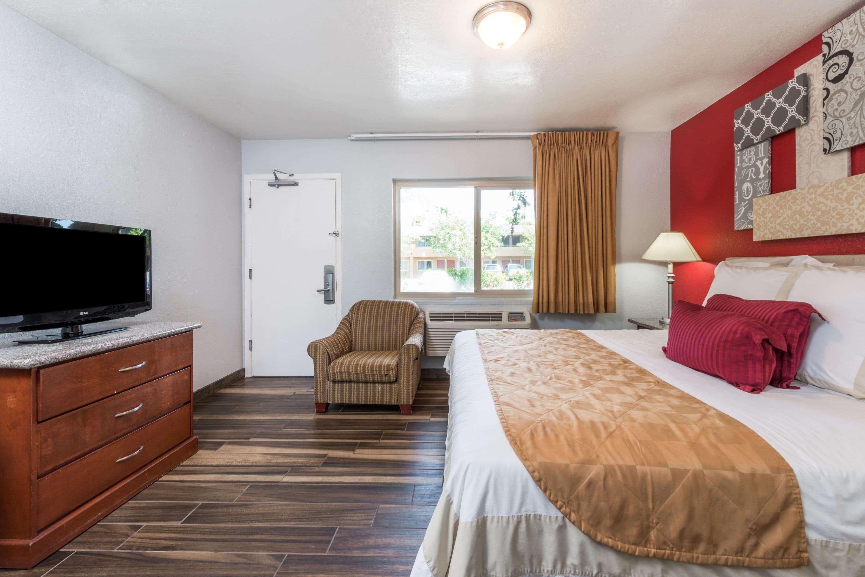 Ramada By Wyndham Near Seaworld / Mission
