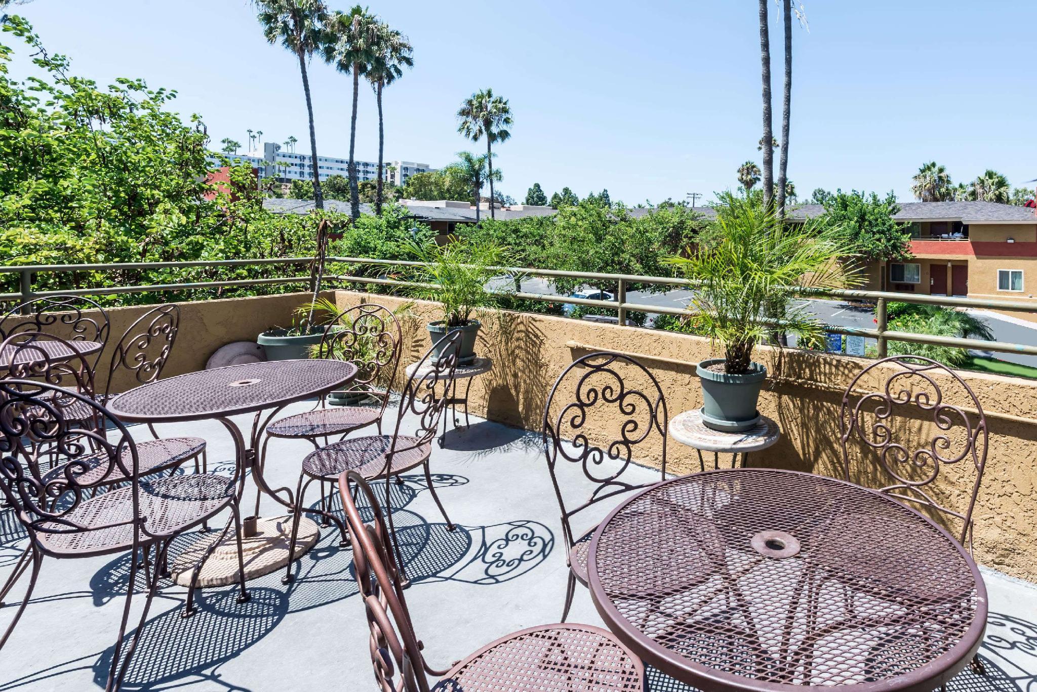 Hotel Ramada By Wyndham Near Seaworld / Mission San Diego