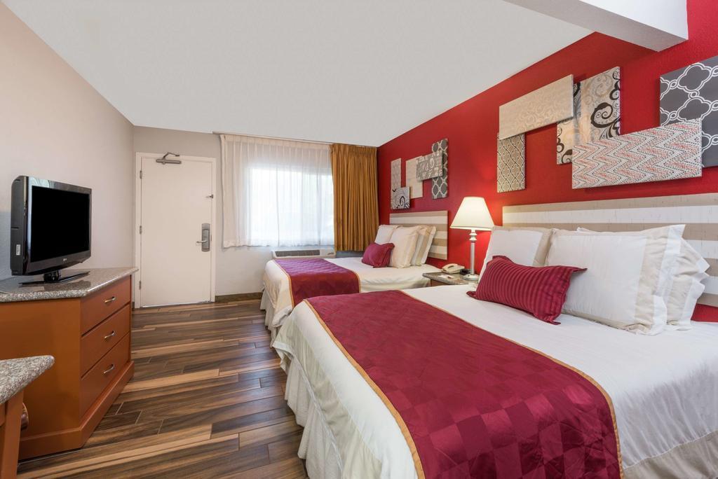Ramada By Wyndham Near Seaworld / Mission San Diego